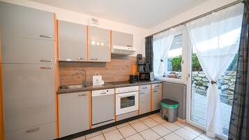 Kühlschrank, Ofen, Geschirrspüler, Wasserkocher mit Kaffee-/Teezubehör