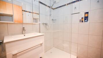 Dusche, Haartrockner, Handtücher