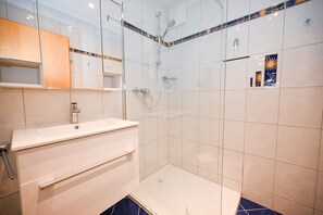 Ducha, secador de pelo, toallas