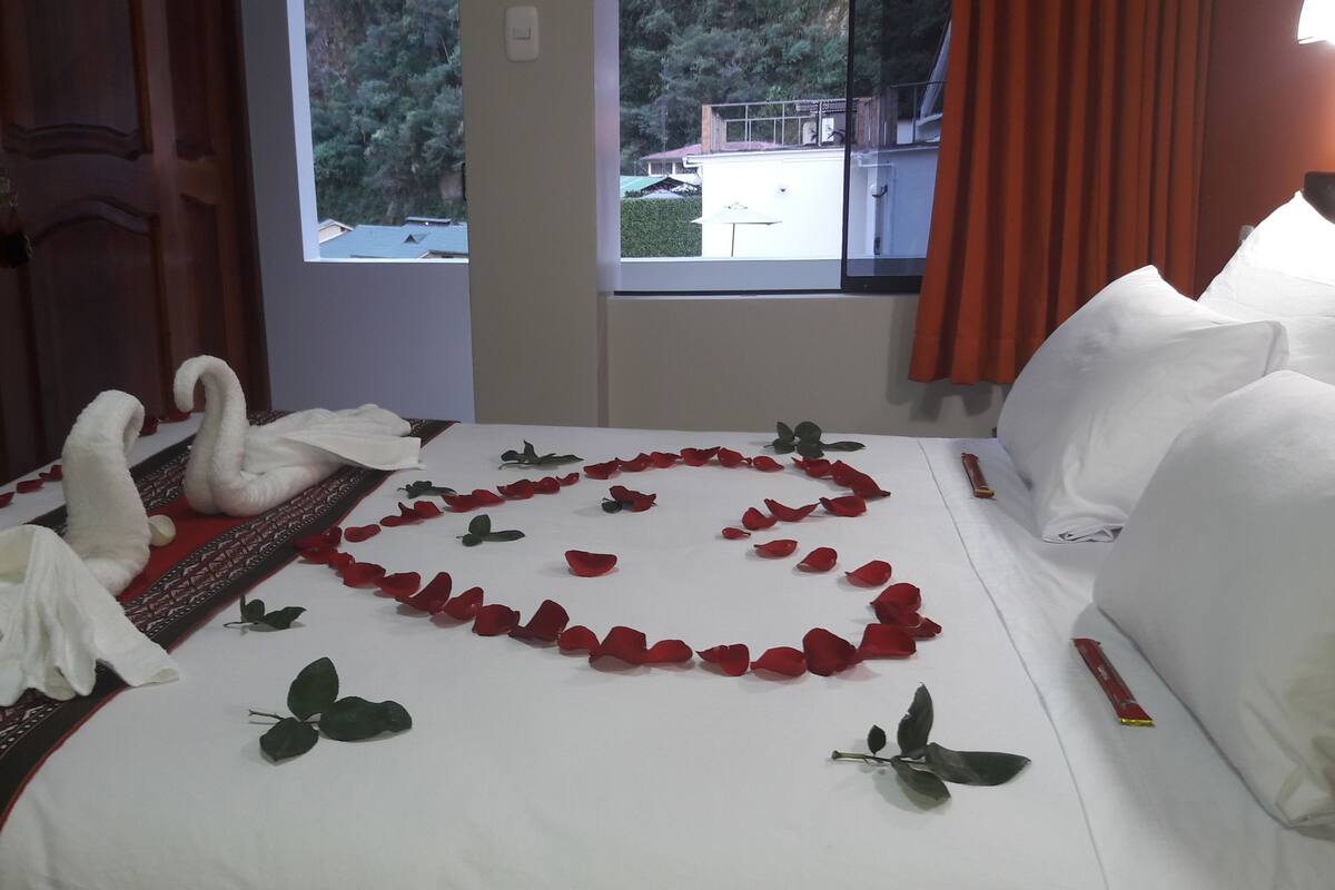 Quarto casal básico, 1 cama Queen, vista para a montanha | Individualmente decorados, individualmente mobiliados, escrivaninha