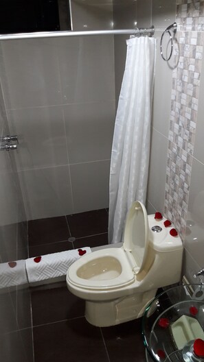 Quarto tradicional, 2 camas de casal, vista para a montanha | Banheiro | Chuveiro, chuveiro com efeito de chuva, produtos de toalete grátis