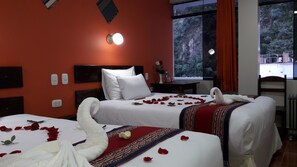Quarto tradicional, 2 camas de casal, vista para a montanha | Individualmente decorados, individualmente mobiliados, escrivaninha