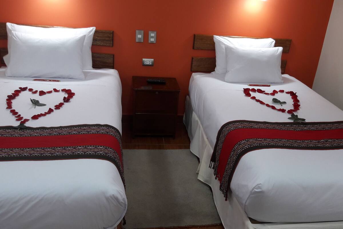 Quarto tradicional, 2 camas de solteiro, vista para a montanha | Individualmente decorados, individualmente mobiliados, escrivaninha