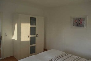 2 bedrooms, travel crib, bed sheets