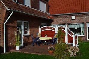 Outdoor dining - Apartment "Ebbe" - "House Sunbeam" (Utarp)