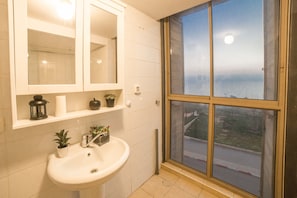 Bathroom - Jaffa Beach House - Hostel (Tel Aviv)