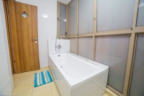 Deep soaking tub, towels