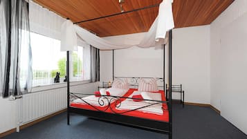 2 quartos, berço de viagem, roupa de cama