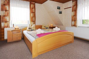 2 bedrooms, travel cot, bed sheets - Apartment "Deich" - "House Sunbeam" (Utarp)