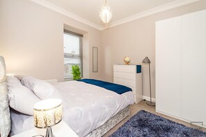 Tabla de planchar con plancha, wifi gratis y ropa de cama 