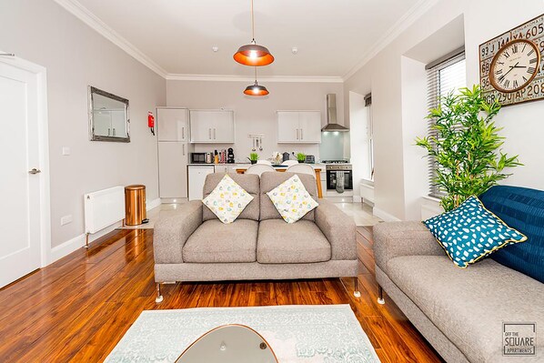 Tabla de planchar con plancha, wifi gratis y ropa de cama 