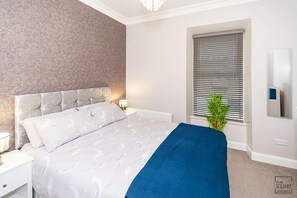 Cunningham Suite Apartment - Off The Square Apartments (Londonderry)