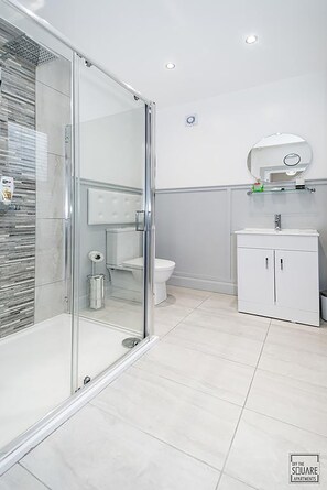 Cunningham Suite Apartment | Bathroom | Shower, rainfall showerhead, free toiletries, hair dryer - Off The Square Apartments (Londonderry)