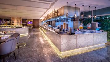 Tägliches Frühstücksbuffet (140 SAR pro Person)