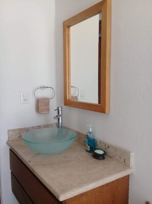 Dusj, håndklær, såpe og toalettpapir