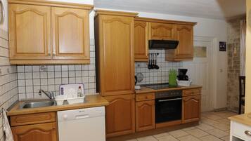 Kühlschrank, Mikrowelle, Ofen, Geschirrspüler