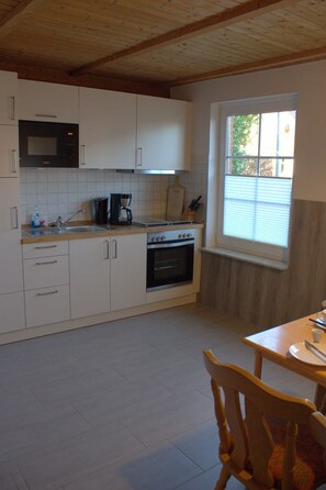 Fridge, microwave, oven, high chair - Holiday house Am Moor, 55141 - Holiday house Am Moor (Filsum)