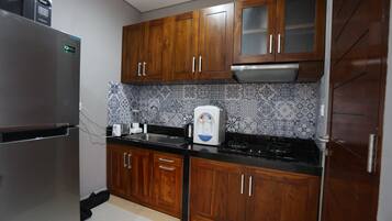 Réfrigérateur, micro-ondes, plaque de cuisson, lave-vaisselle