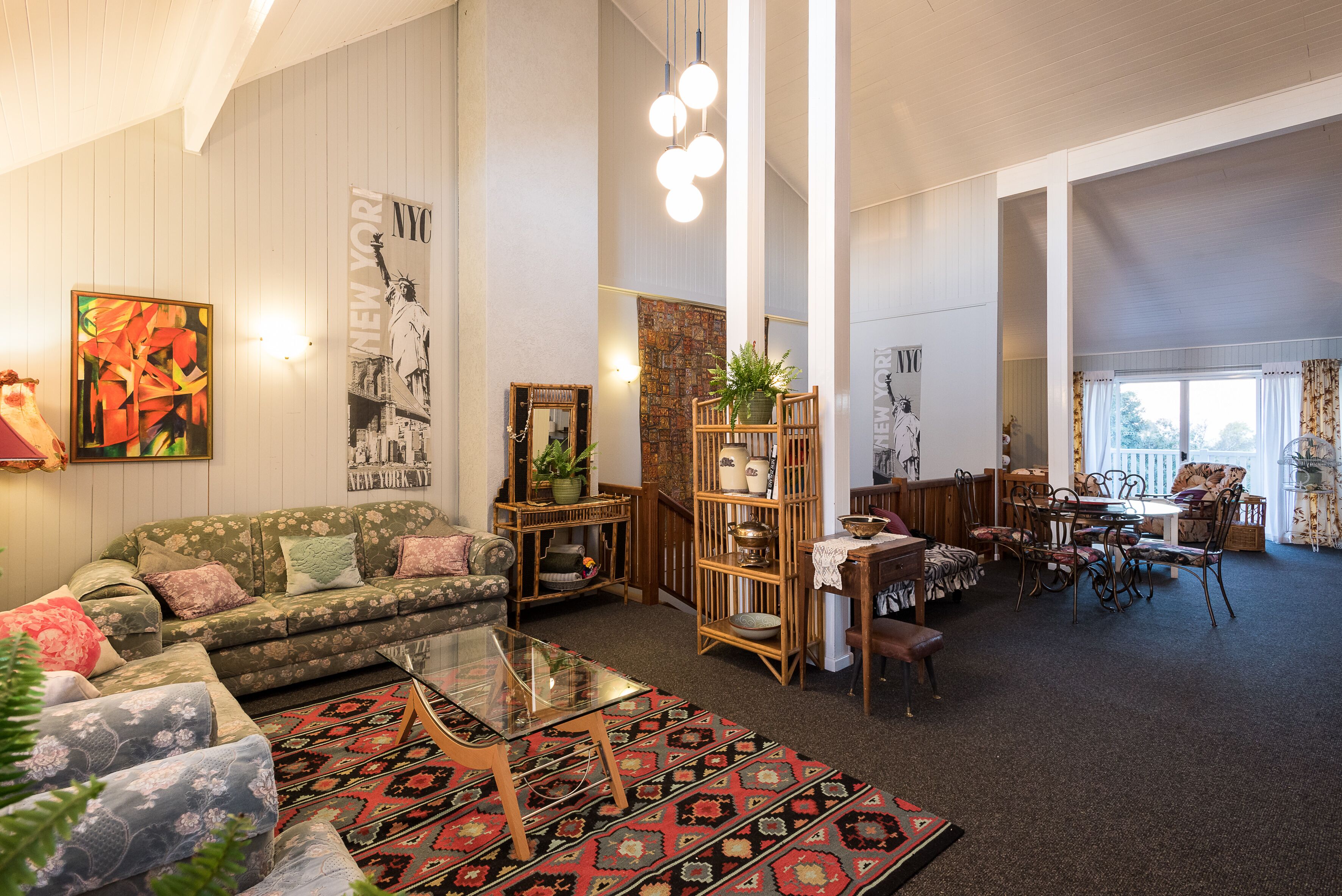 Fernseher, Videospiele, DVD-Player, Bücher