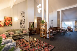 Televisión, videojuegos, reproductor de DVD y libros 