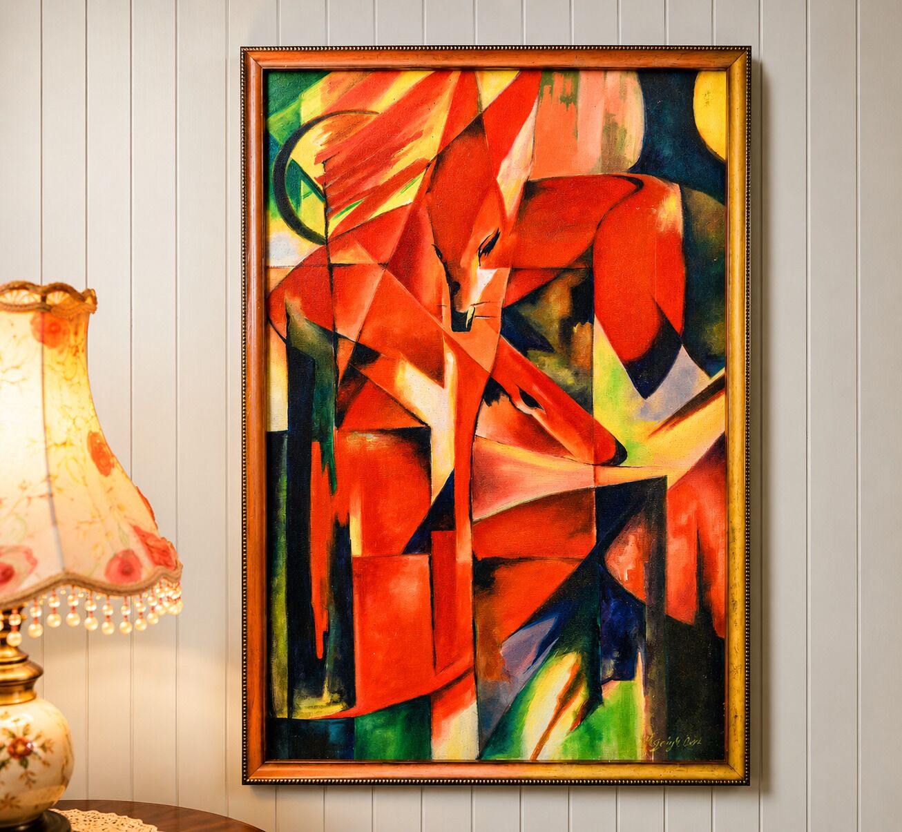 Un tableau abstrait encadré accroché au mur.