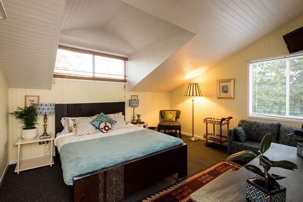 5 bedrooms, desk, iron/ironing board, travel crib