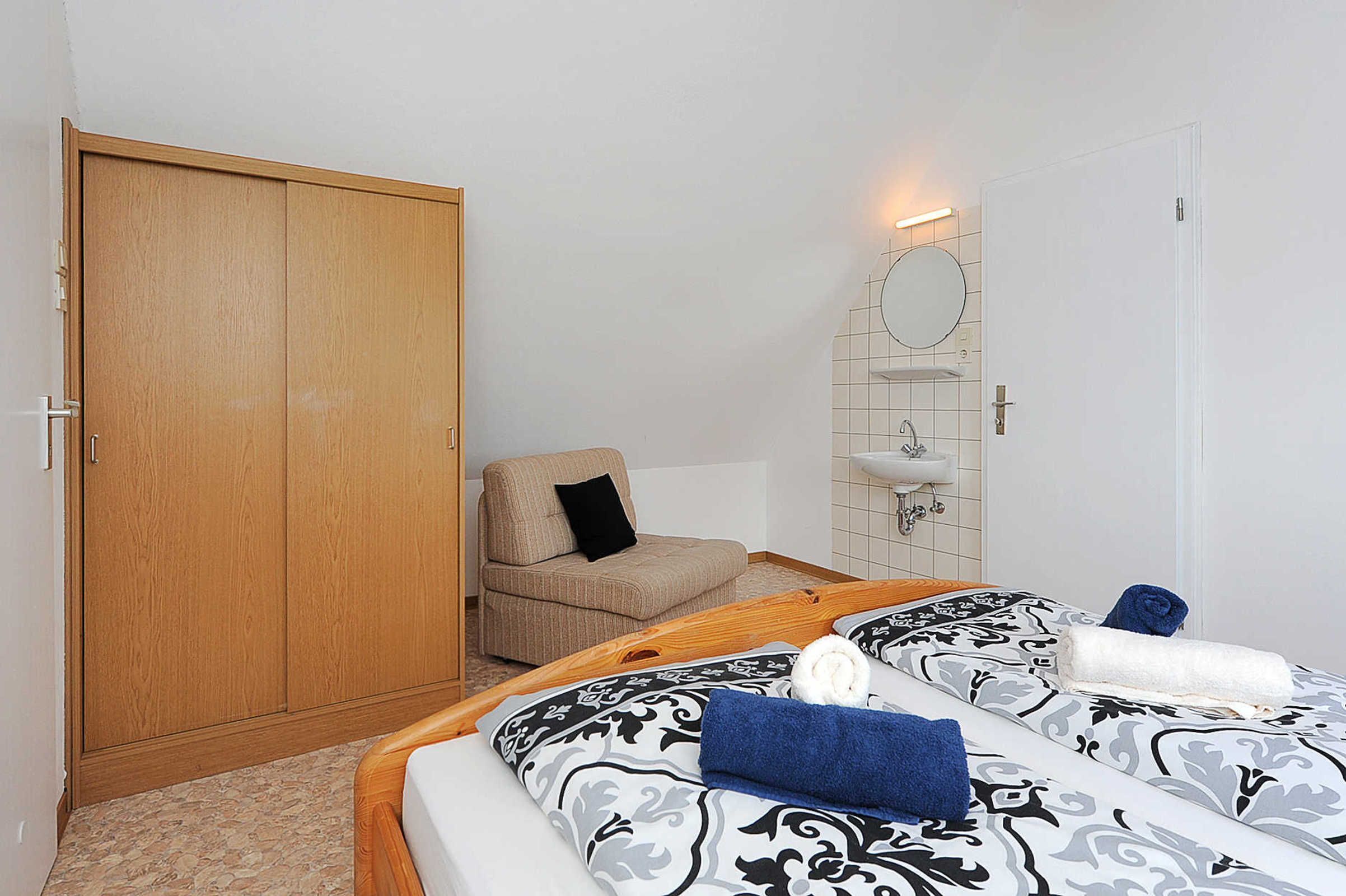 2 bedrooms, travel cot, bed sheets