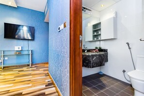 Ein modernes Badezimmer mit Dusche, Toilette und Waschtisch.