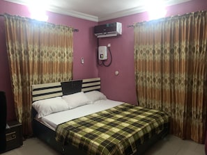 Quarto standard | Individualmente mobiliados, escrivaninha, cortinas blackout