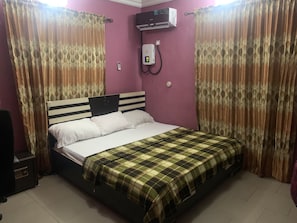 Quarto standard | Individualmente mobiliados, escrivaninha, cortinas blackout