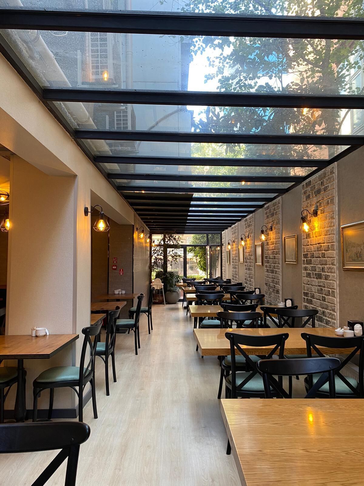 Breakfast, lunch, dinner served; local and international cuisine 