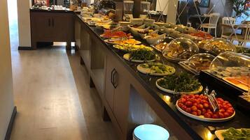 每日供應自助早餐 (每人 TRY200)