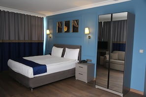 Habitación doble estándar | Ropa de cama de alta calidad y minibar