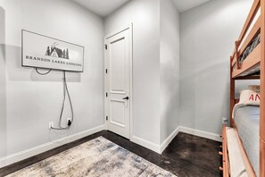 6 slaapkamers, een bureau, een strijkplank/strijkijzer, reisbedje