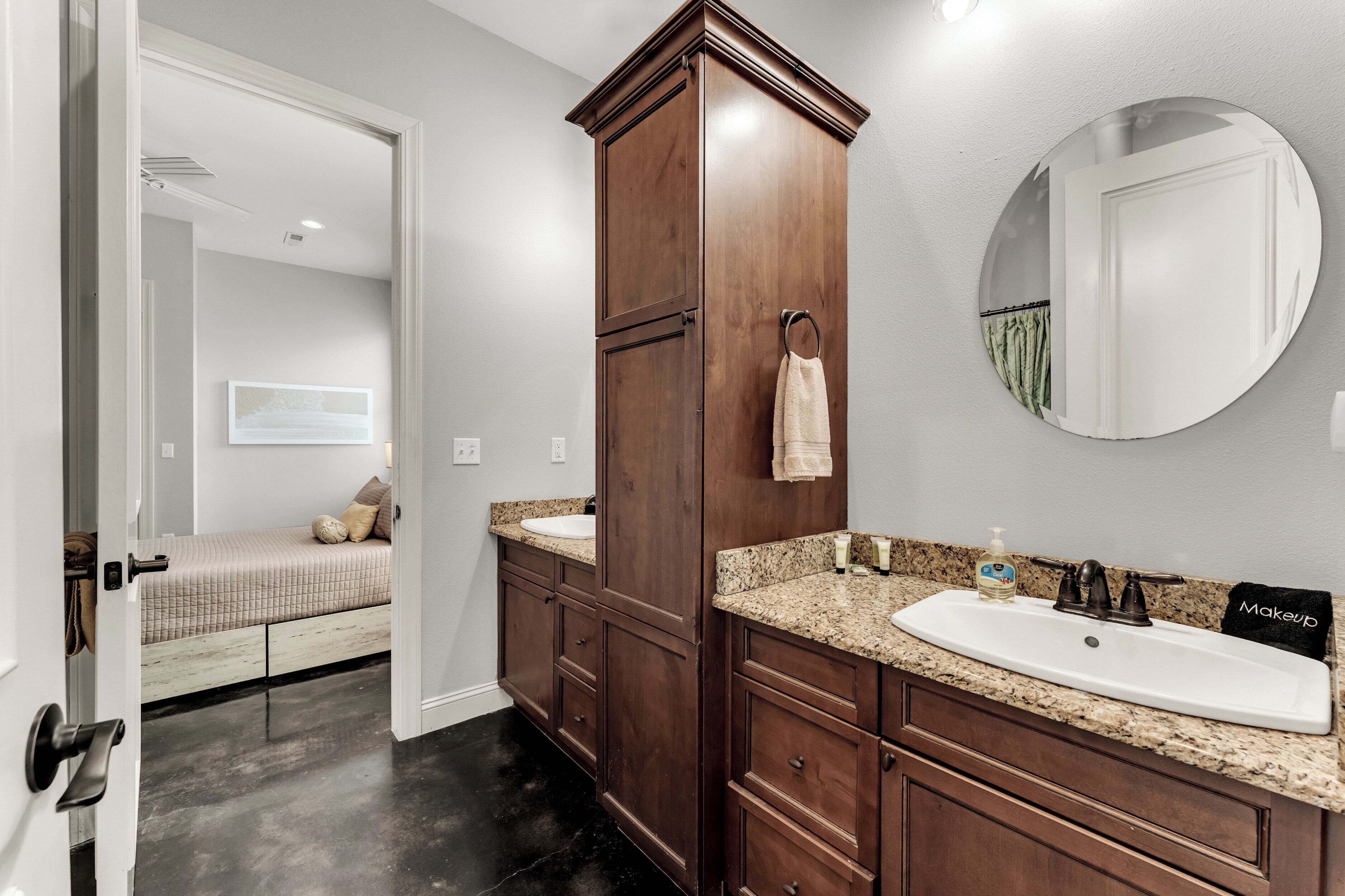 Jack & Jill full bathroom