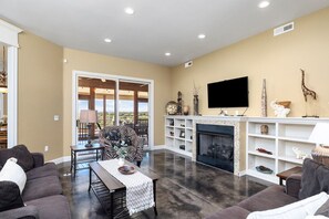 Téléviseur connecté, foyer, lecteur de DVD, table de baby-foot