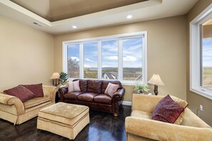 Téléviseur connecté, foyer, lecteur de DVD, table de baby-foot