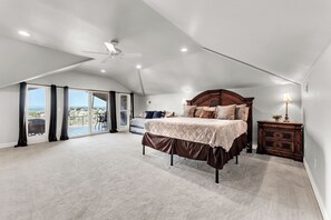 6 bedrooms, desk, iron/ironing board, travel cot