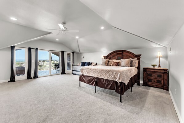 6 soverom, skrivebord, strykejern/-brett og reiseseng for barn