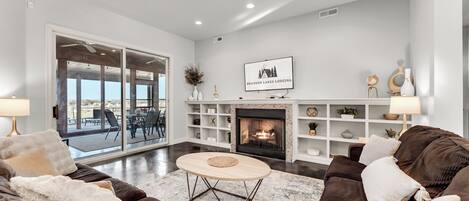 スマートテレビ、暖炉、DVD プレーヤー、テーブルサッカー台