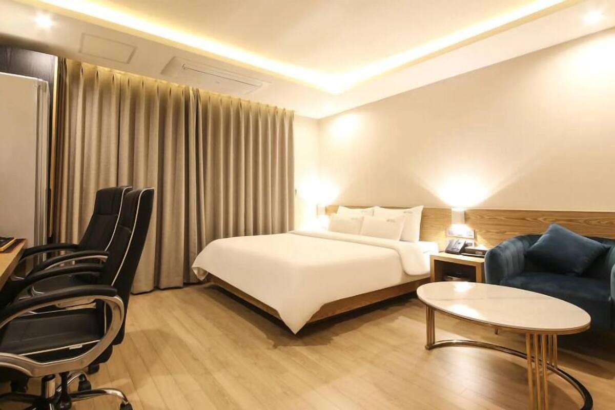 Premium Suite Double Room | Ylelliset vuodevaatteet, pillowtop-patjalliset sängyt, työpöytä