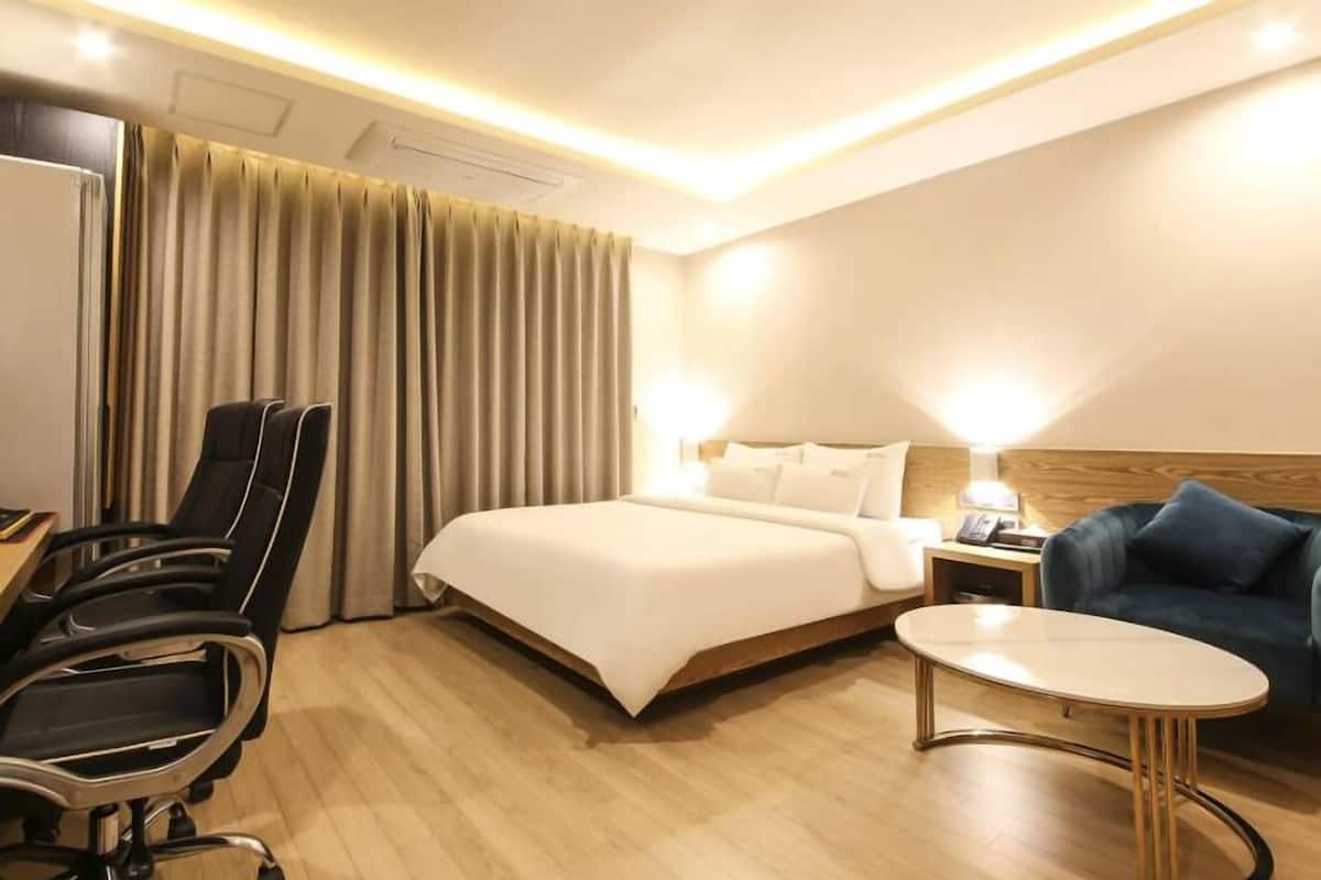 Premium Suite Double Room | Seprai premium, bantalan ekstra lembut, dan didekorasi berbeda-beda