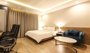 Premium Suite Double Room | Seprai premium, bantalan ekstra lembut, dan didekorasi berbeda-beda
