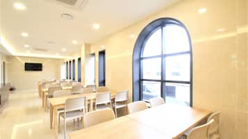 ๋งค์ผ ๋ทํ ๋ฌด๋ฃ ์์นจ ์์ฌ ํฌํจ