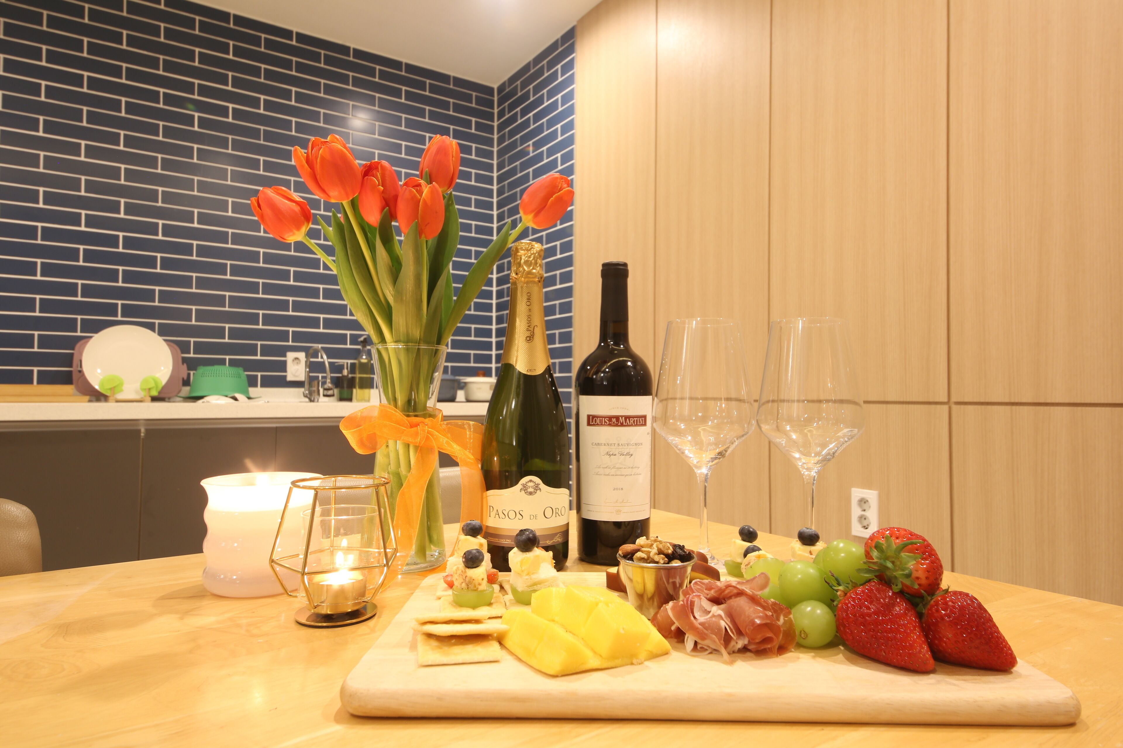 Chambre Familiale (1) | Coin séjour | Télévision à écran plat de 55 pouces avec chaînes numériques, télévision