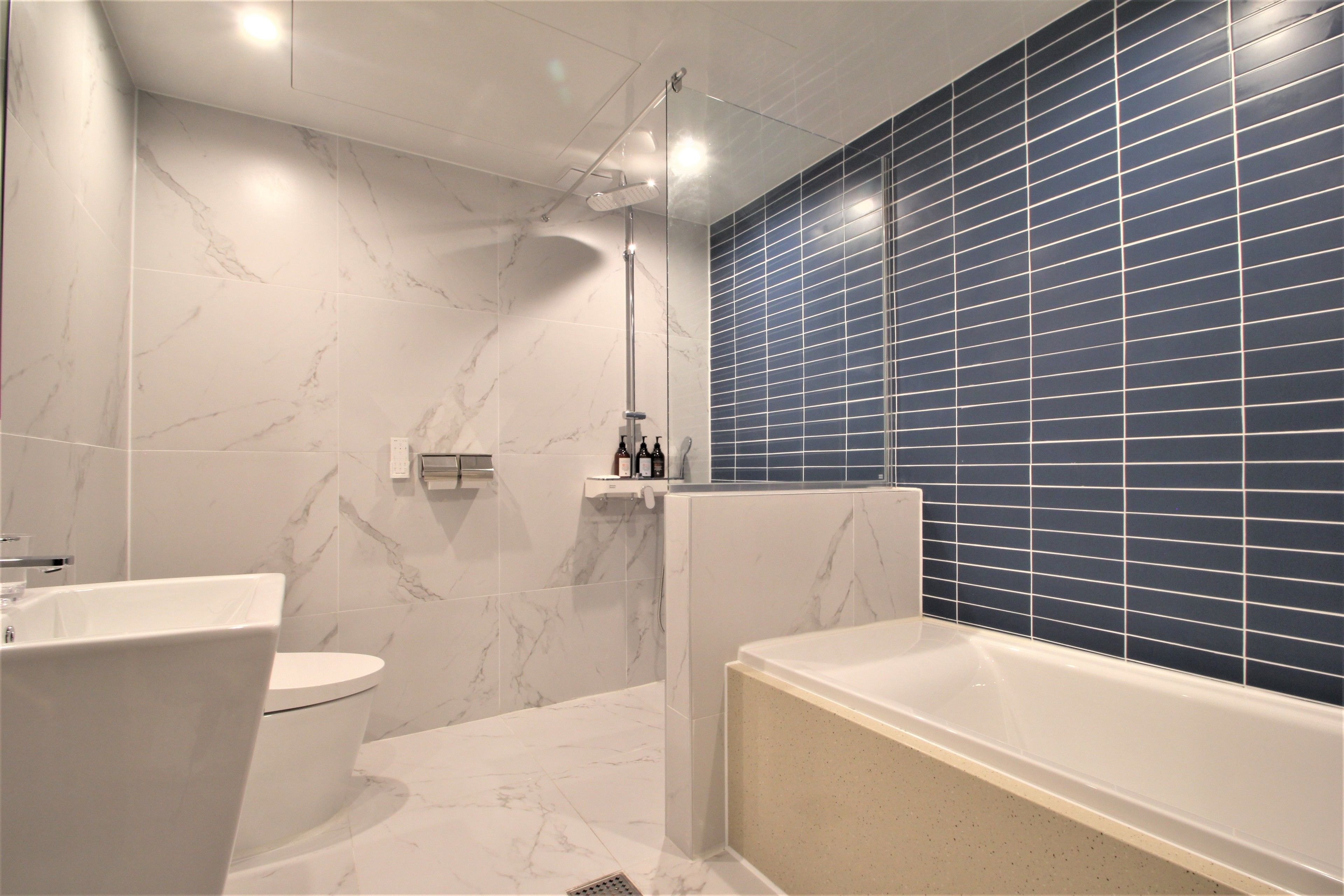 deluxe twin room | bathroom | combined shower/bathtub, deep-soaking bathtub, free toiletries