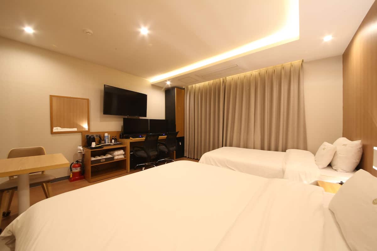 Junior High-Performance 2PC Twin Room