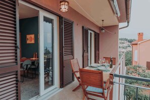 Outdoor dining - Holiday apartment with air conditioning and balcony (Rabac)