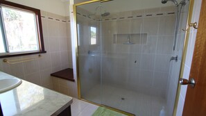 Douche, séchoir à cheveux, serviettes fournies, savon