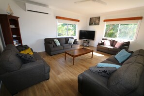 Téléviseur, lecteur de DVD, sélection de films